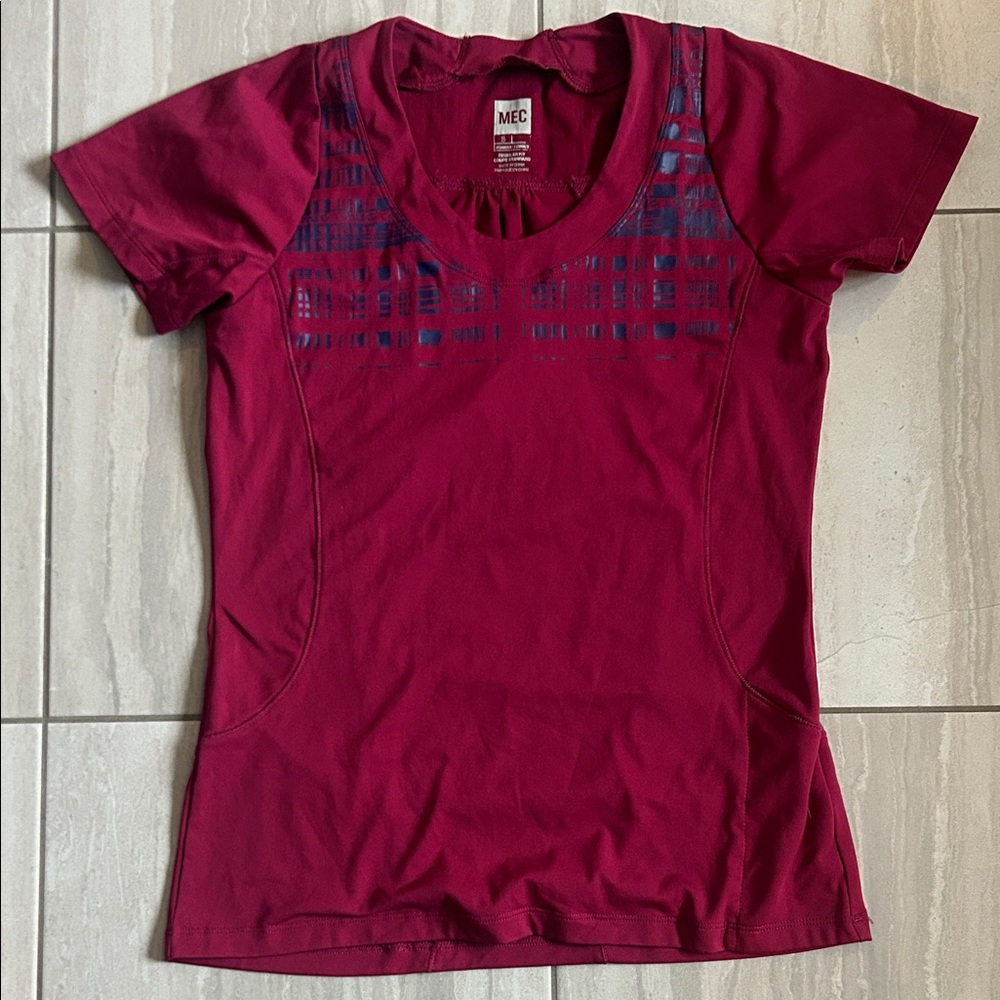 MEC Women's Burgundy‎ Short Sleeve Tee